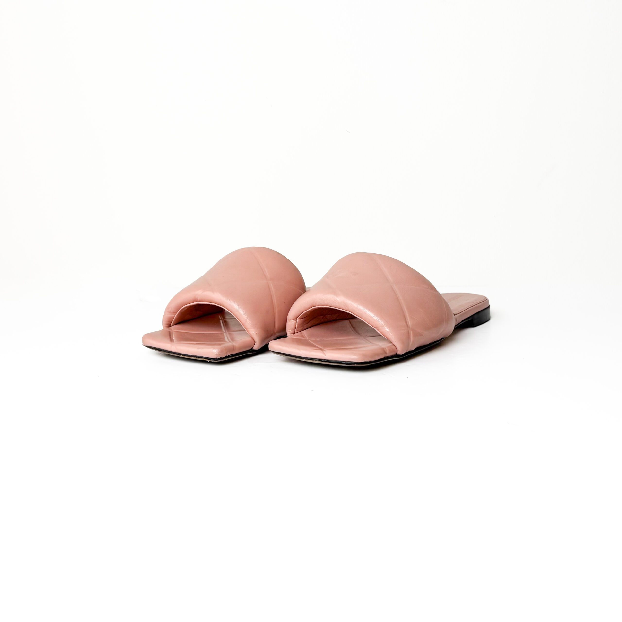 IMG_9112 Bottega Veneta Pink Quilted Leather Lido Flat Slides, Size 37 - Image 1