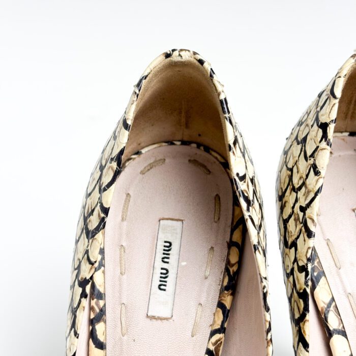 Miu Miu Black and White Printed Leather Pointed Pumps Size 37.5 - Image 4