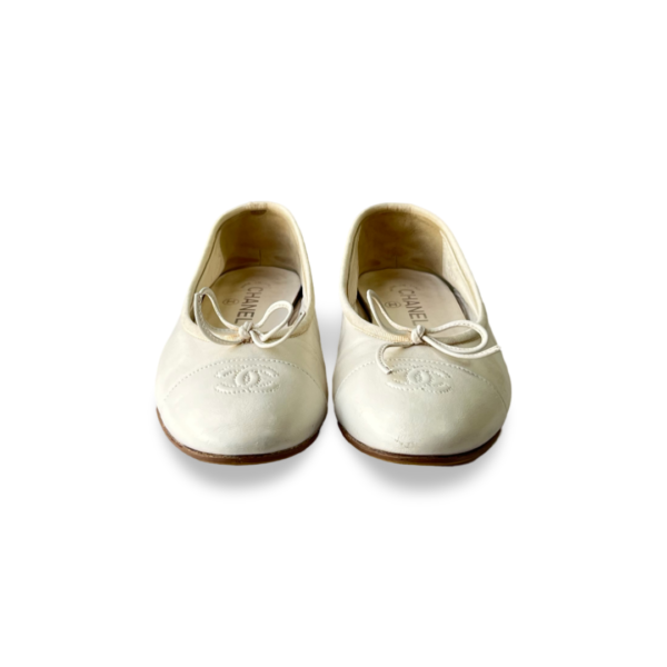 Chanel White Cambon Leather Ballet Flats Size 38.5 - Image 3