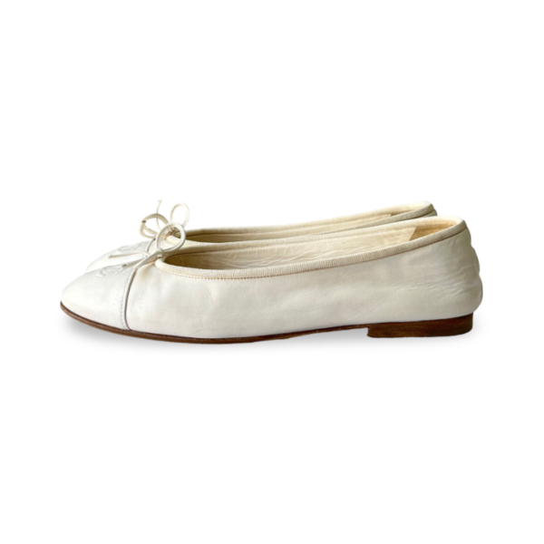 Chanel White Cambon Leather Ballet Flats Size 38.5 - Image 4