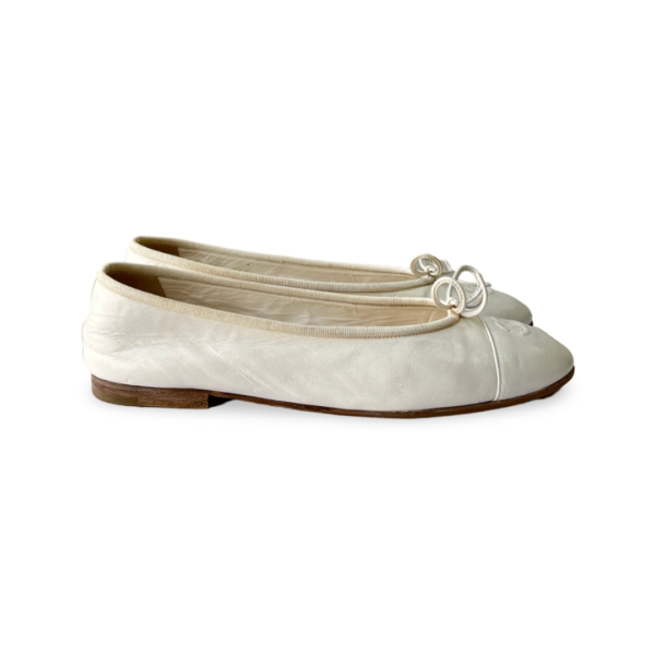 Chanel White Cambon Leather Ballet Flats Size 38.5 - Image 5