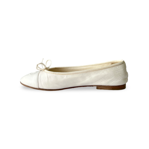 Chanel White Cambon Leather Ballet Flats Size 38.5 - Image 6