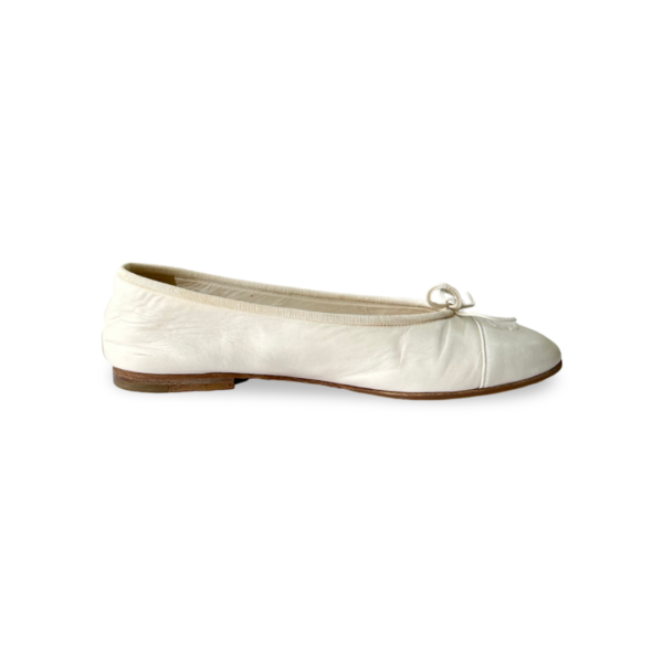 Chanel White Cambon Leather Ballet Flats Size 38.5 - Image 7