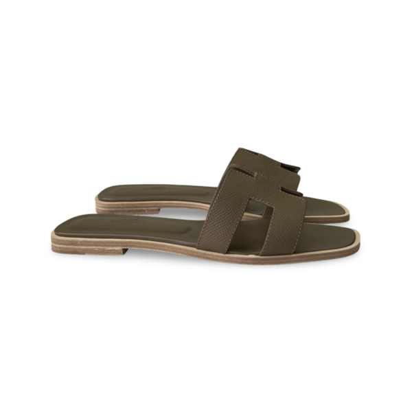 Hermès Oran Sandal in Etoupe Epsom - Image 6