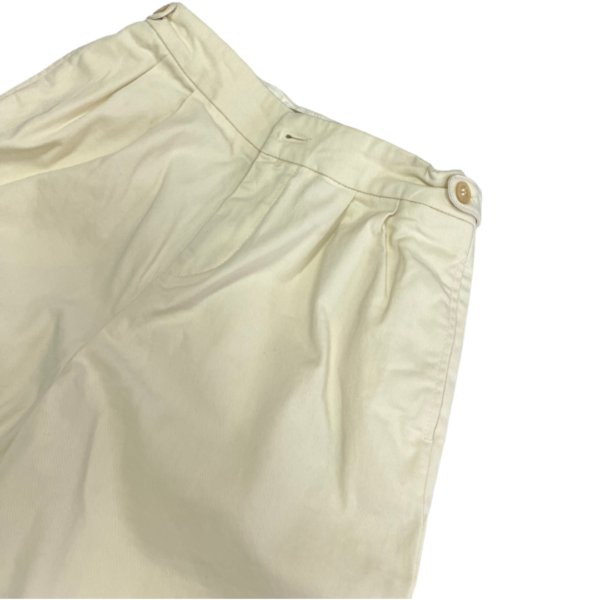 Pre-Loved Gucci Boys Off-White Cotton Embroidered Cat Bermuda Shorts – Size 6/120 - Image 2