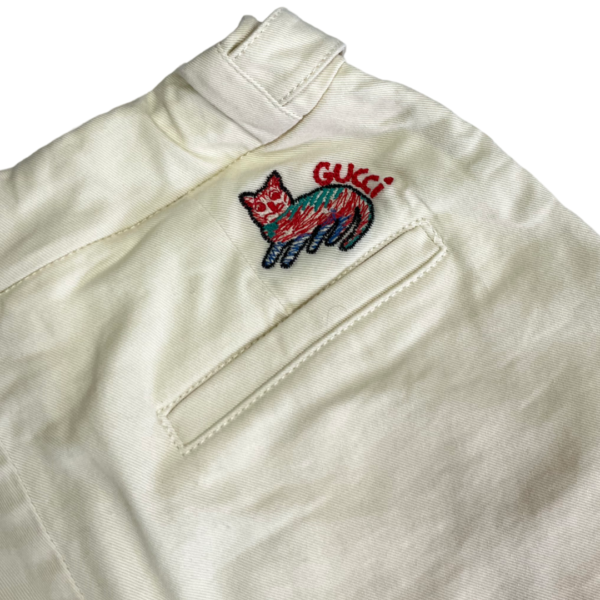 Pre-Loved Gucci Boys Off-White Cotton Embroidered Cat Bermuda Shorts – Size 6/120 - Image 3