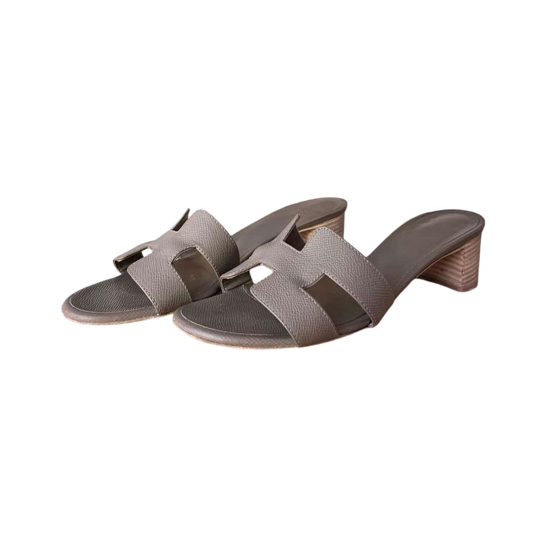 WhatsApp Image 2026-01-03 at 4.59.19 PM (22) Hermès Etoupe Epsom Calfskin Leather Oasis Sandals — Size 40 - Image 1